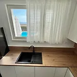 Blue With Shared Pool Апартаменты