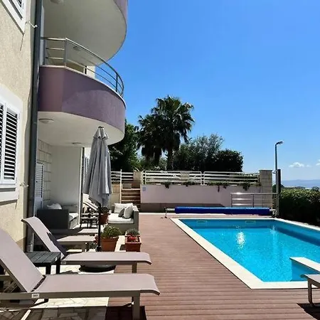 Apartment Blue With Shared Pool Split