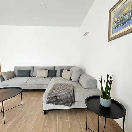 Blue With Shared Pool Apartman *