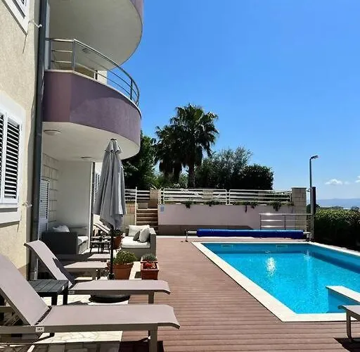 Apartment Blue With Shared Pool Split