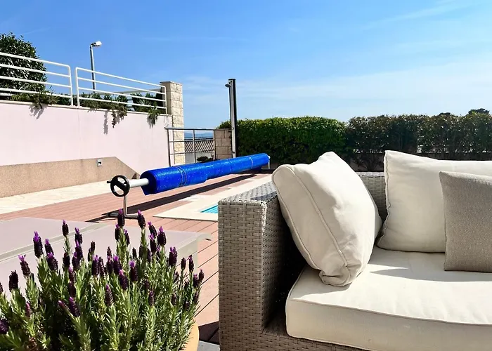 Blue With Shared Pool Apartment Split