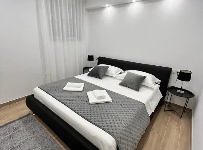 Blue With Shared Pool Apartment Split