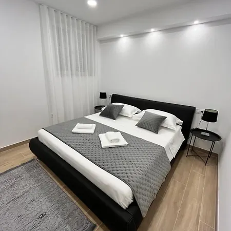 Blue With Shared Pool Apartment Split